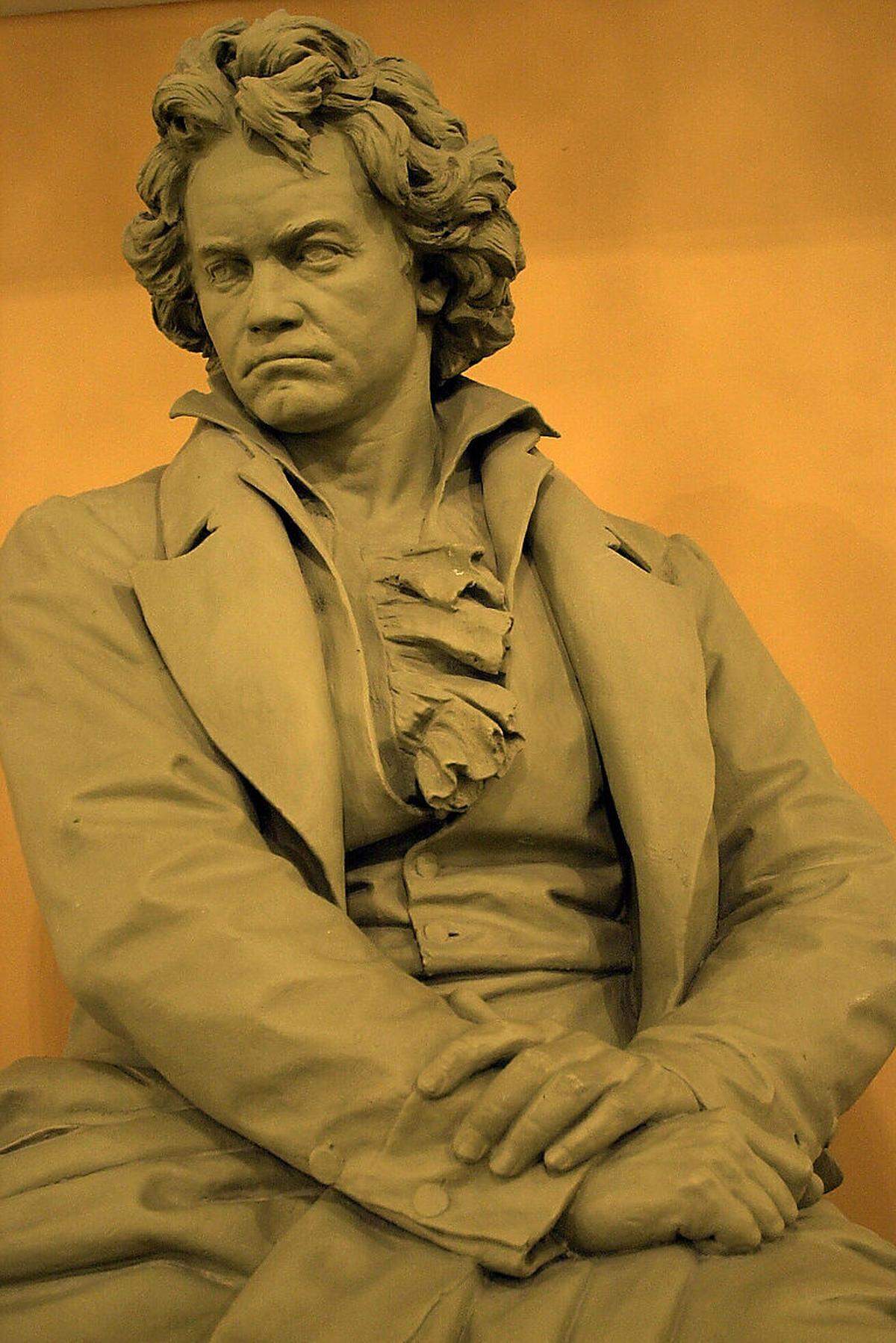 Die dritte und endgültige Fassung von Ludwig van Beethovens Oper "Fidelio" wurde am 23. Mai 1814 im Wiener Kärntnertortheater uraufgeführt. Der Komponist konnte damals ein sorgenfreies Leben führen, es gab immer wieder Mäzene, er war der "Superstar" der Wiener Musikszene. Besonders berühmt war seine Kantate "Wellingtons Sieg oder die Schlacht bei Vittoria", die den Sieg des britischen Feldherrn über Napoleon verherrlichte. Vergessen war, dass Beethoven einst seine "Eroica" dem französischen "Heroen" gewidmet hatte. Die Oper "Fidelio" thematisiert nun die Befreiung von despotischer Gewalt und staatsbürgerliche Brüderlichkeit. Die Hymne auf Gerechtigkeit, Freiheit und Humanität am Ende der Oper riss die Besucher in Wien stets zu Begeisterungsstürmen hin. Der "glorreiche Augenblick" - damit verband sich auch die Befreiung von der napoleonischen Herrschaft.