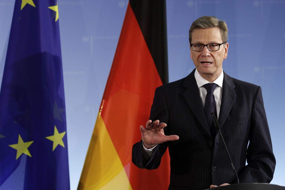 Deutschlands Außenminister Guido Westerwelle weigerte sich nach der Wahl schlichtweg, bei einer Pressekonferenz in Berlin eine Frage auf Englisch zu beantworten. "Wir sind hier in Deutschland", wies er einen BBC-Journalisten zurecht. Sein Spitzname seither: "Westerwave".--> Video