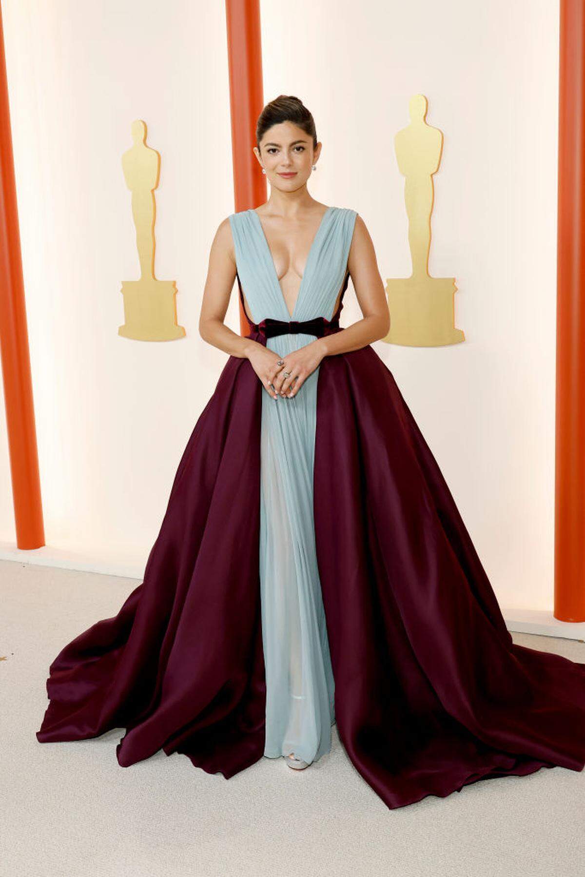 In ungewöhnlicher Farbkombination zeigte sich in der Oscarnacht Monica Barbaro. Eine Robe von Elie Saab. 