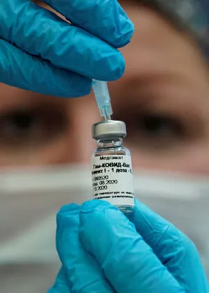 Eine Krankenschwester in Moskau mit dem russischen Impfstoff "Sputnik V".