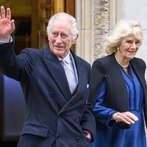 Das britische Königspaar verlässt ein Londoner Krankenhaus nach einem medizinischen Eingriff im Jänner.
