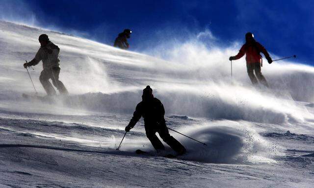 Genug Abstand zu anderen Skifahrern ist nötig, um auch juristisch auf der sicheren Seite zu sein.