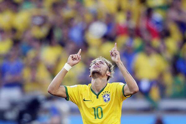 Er sollte Brasilien retten und bei der Heim-WM zum sechsten Titel führen. Der 22-Jährige hielt dem enormen Druck stand, schoss vier Tore – wurde aber bei seiner Mission jäh durch ein Brutal-Foul des Kolumbianers Zuniga gestoppt. Bruch des Lendenwirbels, eine Nation weint mit ihm. Er ist der tragische Held dieser WM. Er sagt: „Wenn er mich zwei Zentimeter weiter in der Mitte getroffen hätte, dann könnte ich heute im Rollstuhl sitzen.“