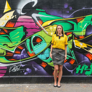 Marina Hörmanseder in einem ihrer charakteristischen Schnallenröcke. Das Oberteil ist aus ihrer im Juli präsentierten Kollektion für die österreichische Post AG. 