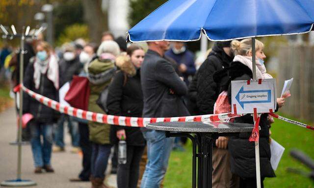 Archivbild vom 16. November: Menschen stehen vor der Impfstraße bei der Stephanuskirche in Stuttgart an.