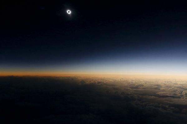 Auch etliche Sonnenfinsternis-Flüge fanden am Freitag statt. Dieses Bild entstand aus einem Flieger, der im russischen Murmansk gestartet war, um die totale Sonnenfinsternis zu "verfolgen".