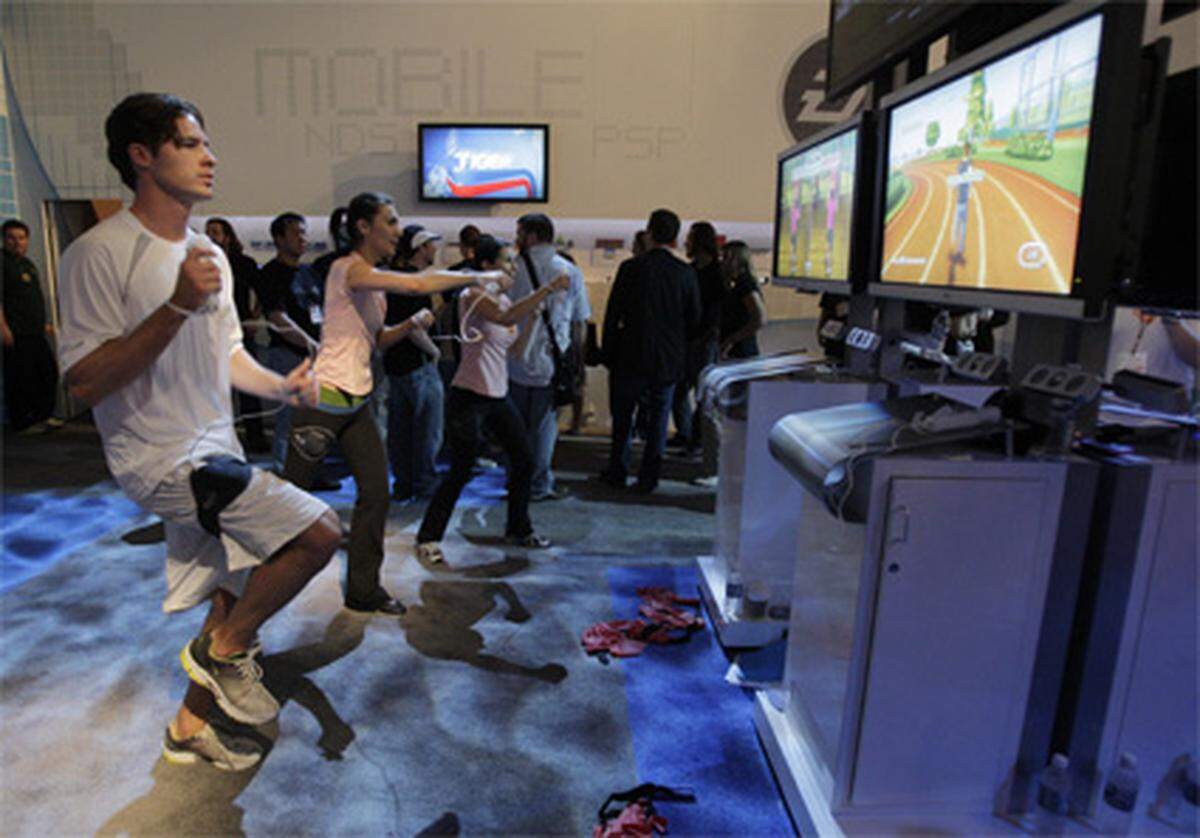 Vorführer demonstrieren EA Sports Active am Stand von Electronic Arts.