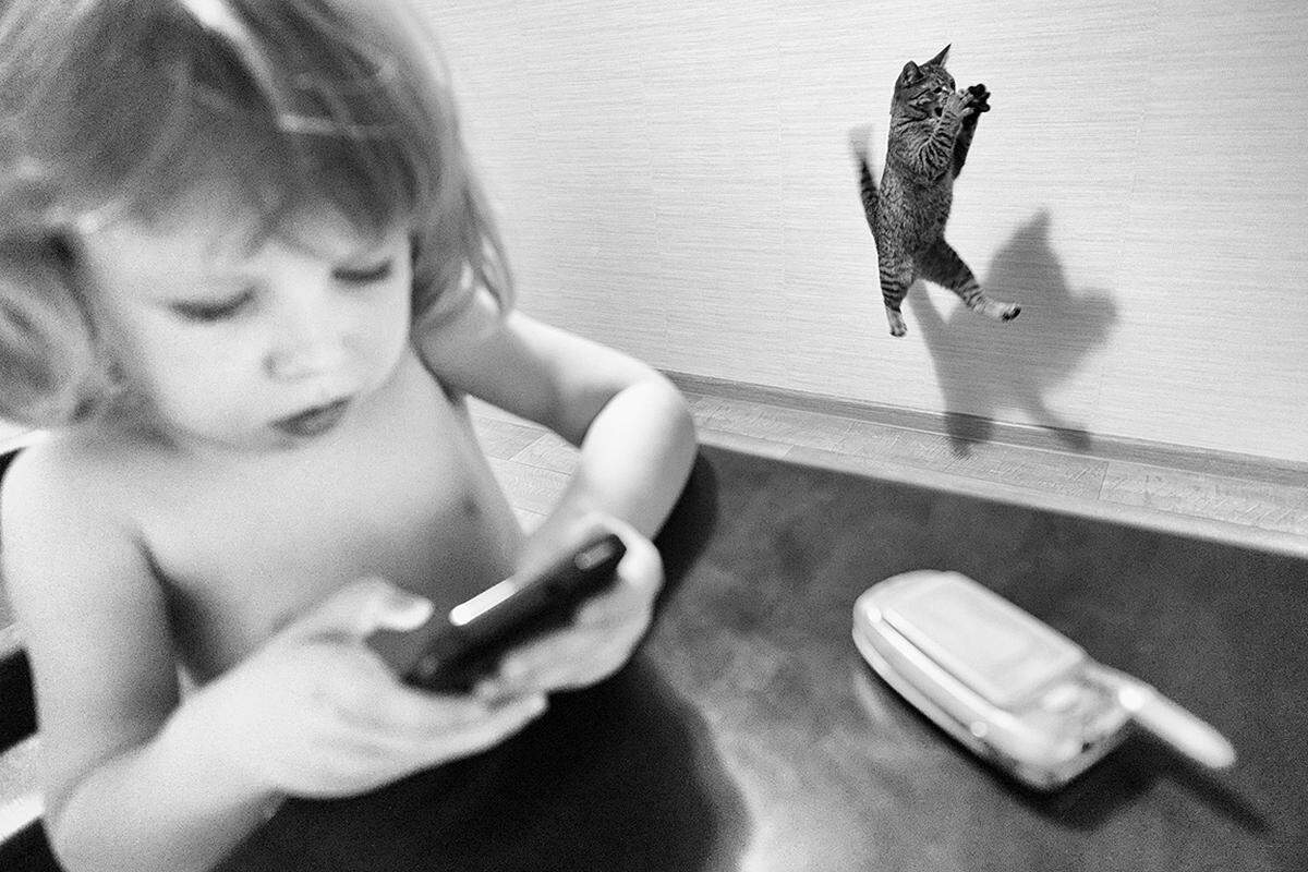 Ramil Gilvanov, Russland "Katzenmutter 2".Das Foto gehört zu einer Serie, die das Leben der Familie des Fotografen dokumentiert.