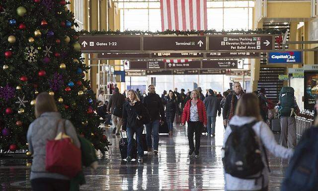 Reisende zur Weihnachtszeit in den USA.