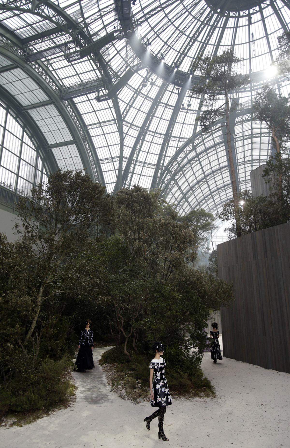 Ein verzauberter Wald im Pariser Grand Palais war die Kulisse, in der Karl Lagerfeld wieder einmal das modebegeisterte Publikum überzeugen konnte.