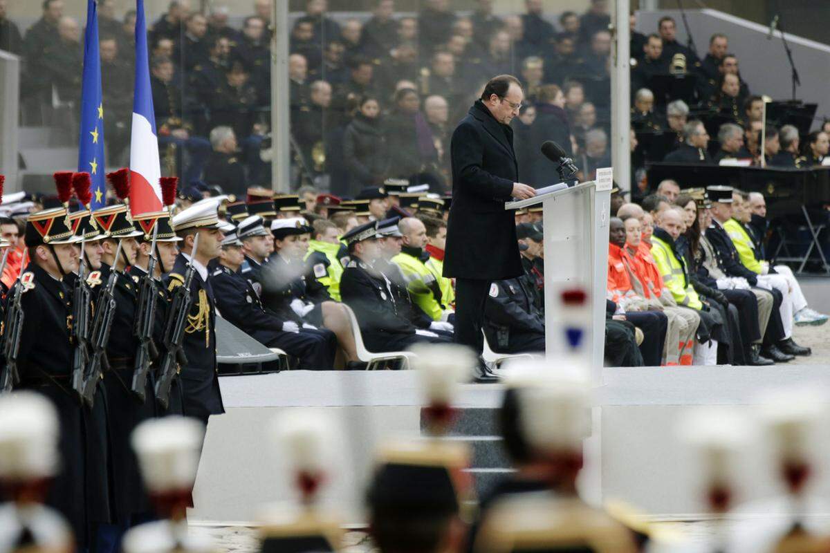 Präsident Hollande wandte sich mit einer bewegenden Rede an seine Landsleute: „Heute weint die gesamte Nation um die Opfer“, sagte er. „Am Freitag, den 13. November – diesem Tag, den wir nie vergessen werden – ist Frankreich feige angegriffen worden.“ Zugleich sprach er den Franzosen Mut zu.