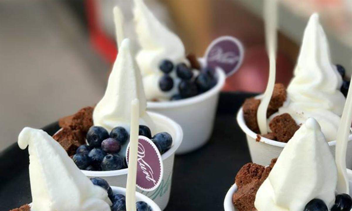 Gusto auf Eis oder doch lieber eisgekühltes Jogurt? Frozen Yogurt ist genauso leicht und genauso gesund wie herkömmliches Jogurt. Bei Kurt Frozen Yogurt gibt es nicht nur die biodynamische Variante, sondern auch cremiges, griechisches Bio-Joghurt und heißen Bio-Porridge. Wechselnde Toppings machen das Frozen Yogurt erst komplett. Schultergasse 2, 1010 Wien, Öffnungszeiten: Mo-So: 12:30 bis 20:30 Uhr