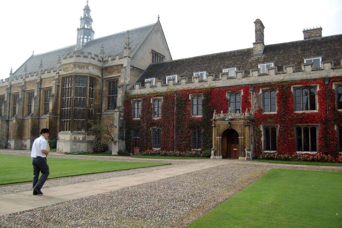 Platz 13 Die "University of Cambridge" im Vereinigten Königreich verbessert sich im Vergleich zum Vorjahr um einen Platz und landet auf Platz 13. Neben dem Schauspieler John Cleese, dem Autor Stephen Frey, zählt auch unter anderem der Naturwissenschafter Stephen Hawking zu den bekannten Absolventen der Uni.