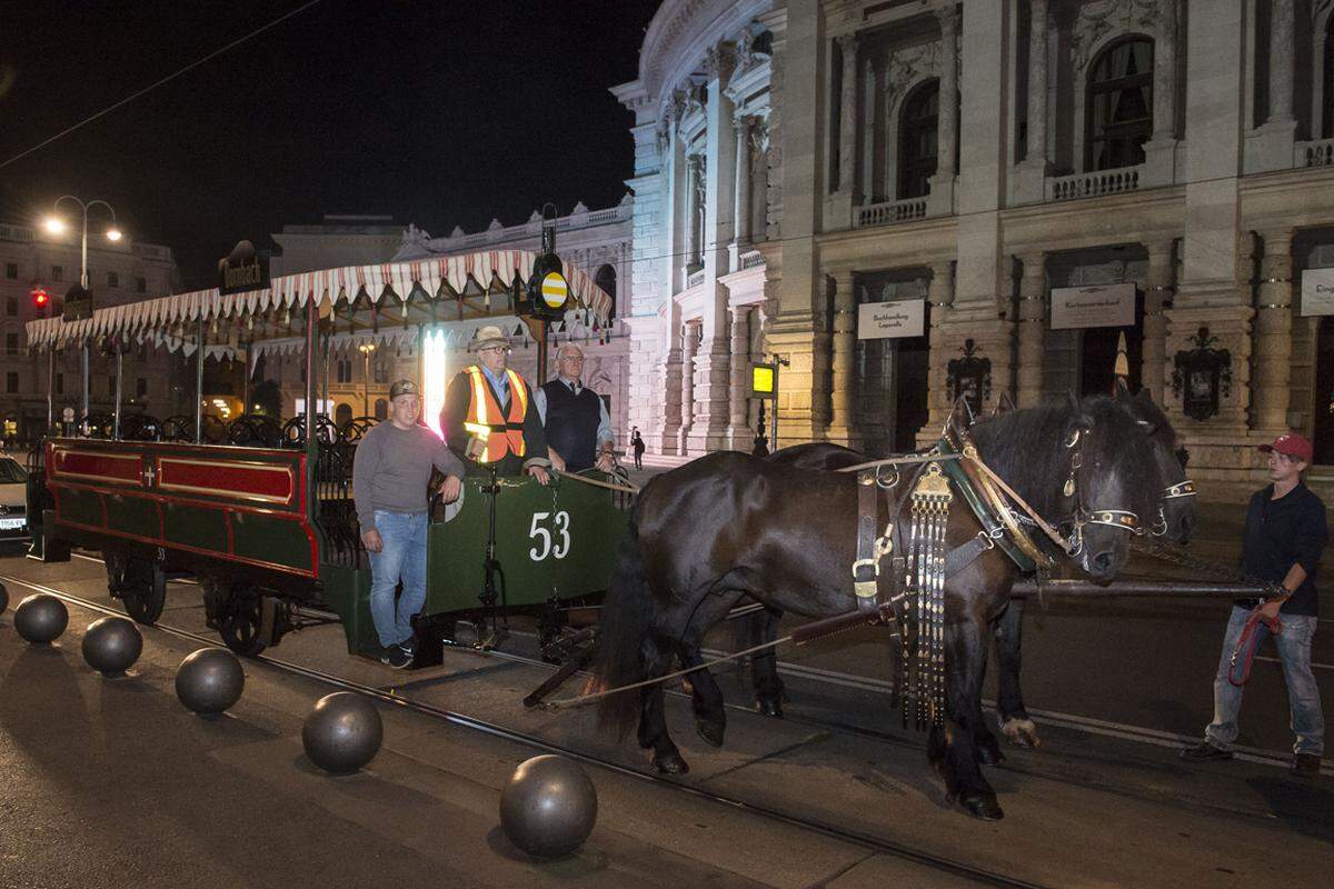 Die Pferde-Straßenbahn, die bei der Parade am Ring zu sehen ist, stammt aus dem Jahr 1868 und ist sonst auch im Verkehrsmuseum Remise der Wiener Linien zu sehen.