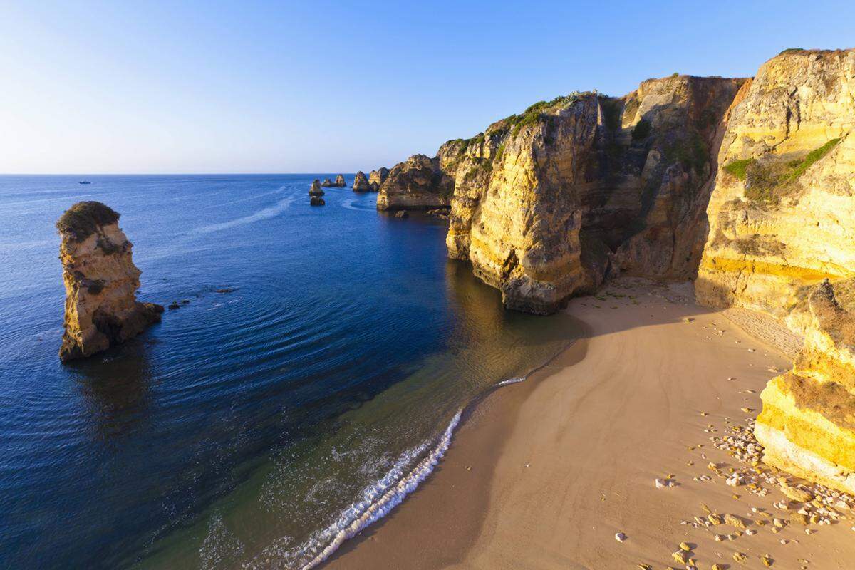 Praia Dona Ana in Lagos an der "Goldküste" der Algarve. Die berühmten Felsformationen kennt man vielleicht schon von so mancher Postkarte.
