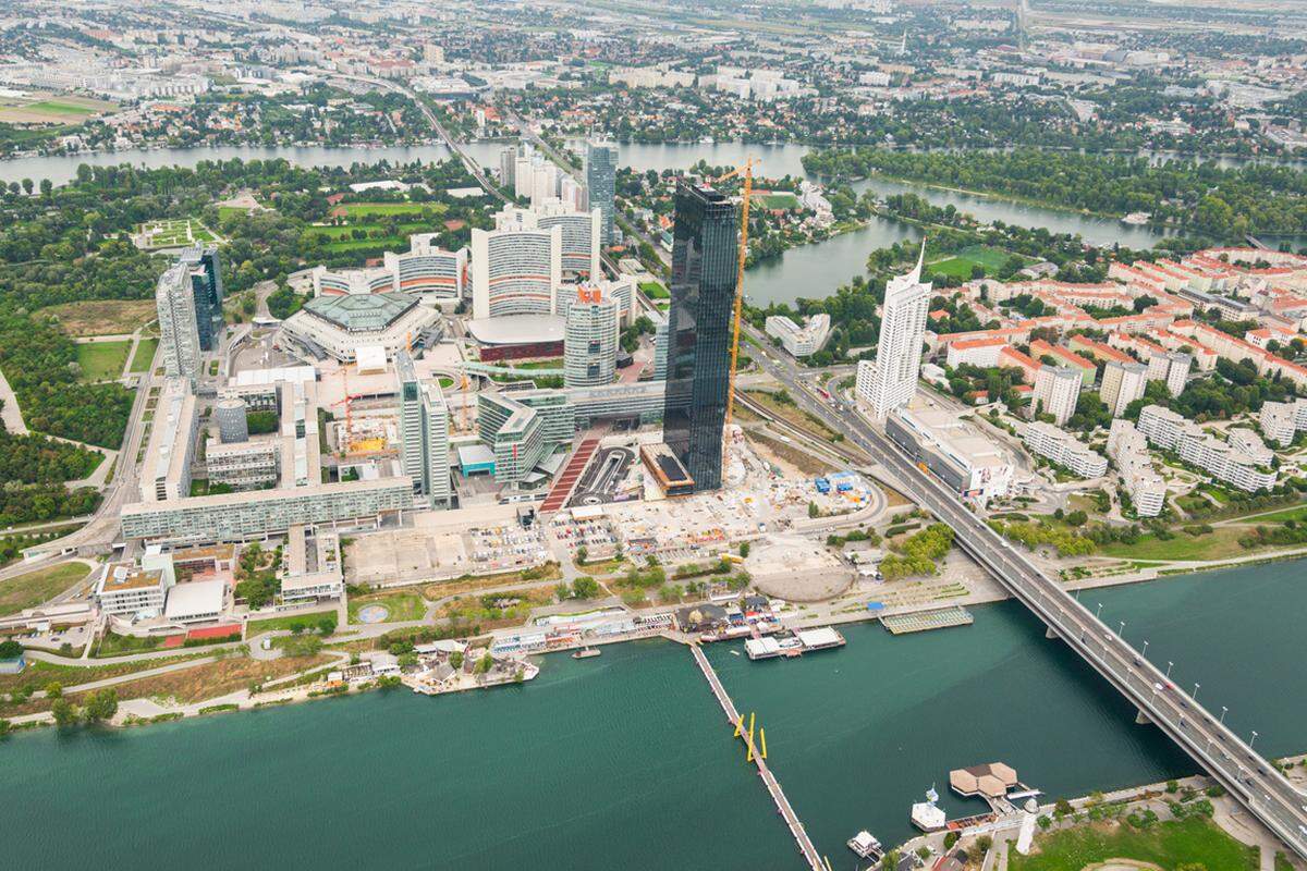 Die höchte Baustelle der Stadt - und der wohl höchste Kran des Landes - aus einem neuen Blickwinkel: Der schwarze DC Tower des Stararchitekten Dominique Perrault wächst in der Wiener Donaucity.