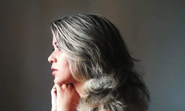 Frauen, die zu ihren grauen Haaren stehen, zeigen sie oft auch in sozialen Medien.