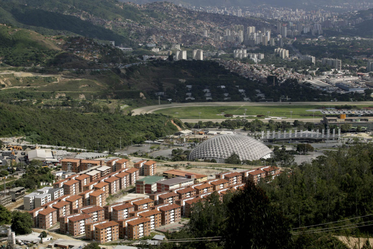 Die Hauptstadt von Venezuela gilt als Kultur-und Wirtschaftszentrum des Landes. Die Einwohnerzahl ist durch viel Eigenbau an den Hängen der Berge nur schwer zu schätzen. Es könnten bis zu fünf Millionen sein. In Caracas ist es üblich, ein Jahr Miete im Voraus zu bezahlen. Darin inbegriffen sind auch die hohen Aufwendungen für die Sicherheit.