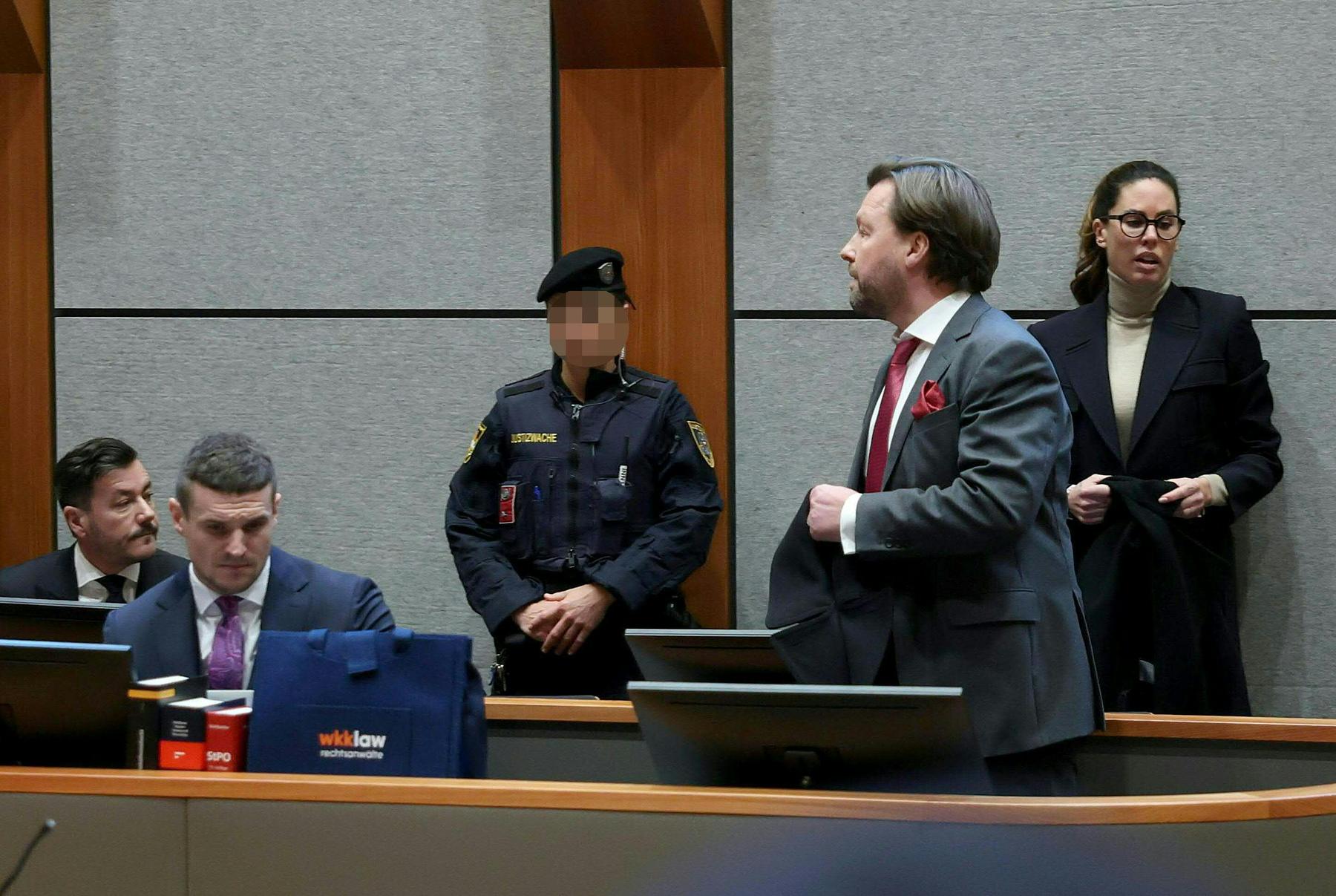 Benko-Prozess live: „Sie sieht ihren Ehemann heute das erste Mal seit fast einem Jahr – auf dem Präsentierteller“