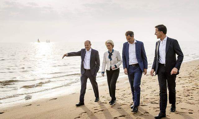 Daenemark, Nordsee-Gipfel 2022-05-18 19:19:27 ESBJERG - Chancellor Olaf Scholz, Ursula von der Leyen (President of the Eu
