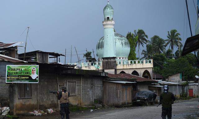 Regierungssoldaten patrouillieren durch die Straßen von Marawi. Zuvor haben Islamisten die Stadt auf den Philippinen erobert.