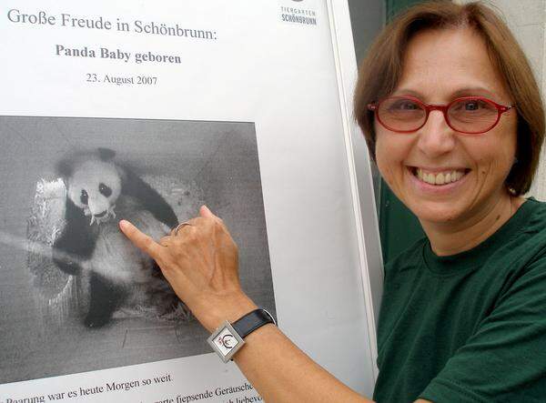 Die Direktorin des Tiergartens Schönbrunn, Dagmar Schratter, war überglücklich und freute sich über das erste Foto von Yang Yang und dem Jungtier.