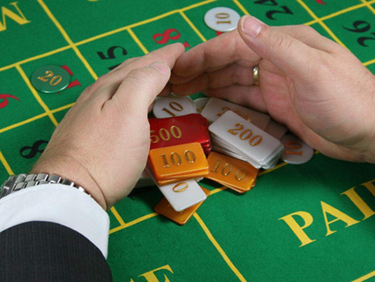 Der Teil, den der Spieler logisch verliert (im Casino gewinnt langfristig immer das Casino), wird als Spesen akzeptiert. Was vom Drogengeld nach ein paar Stunden Glücksspiel übrig bleibt wird wieder in Bargeld zurückgetauscht - als "sauberer" Spielgewinn.