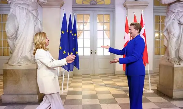 Mette Frederiksen (r.) und Giorgia Meloni führen das Ranking an.