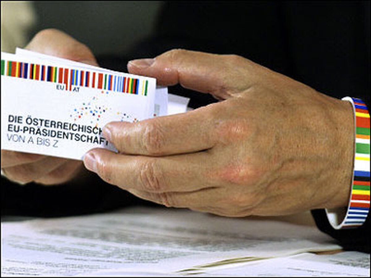 JÄNNER1. Jänner: (BILD) Mit dem Jahreswechsel übernimmt Österreich für sechs Monate die EU-Ratspräsidentschaft. Bundeskanzler Wolfgang Schüssel nennt als Prioritäten die Behandlung der EU-Verfassungskrise, die Ankurbelung der Wirtschaft sowie verstärkte Sicherheitskooperation. Überschattet wird der Auftakt der Präsidentschaft vom russisch-ukrainischen Streit um Gaslieferungen. 4. Jänner: Der israelische Ministerpräsident Ariel Sharon erleidet zum zweiten Mal innerhalb weniger Wochen einen Schlaganfall und fällt in ein dauerhaftes Koma.