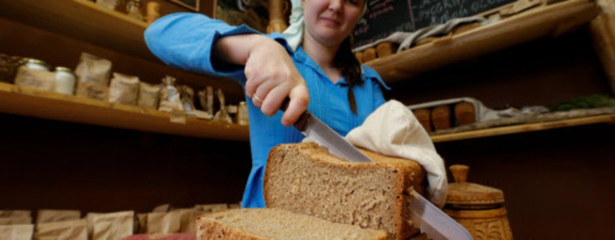 Ein Moskauer Laden des eigenwilligen Unternehmers German Sterligov macht auf Basisversorgung. Bei vielen ist Geld tatsächlich knapp. 