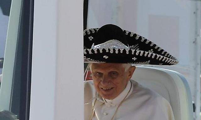 Pope Benedict XVI trägt Sombrero