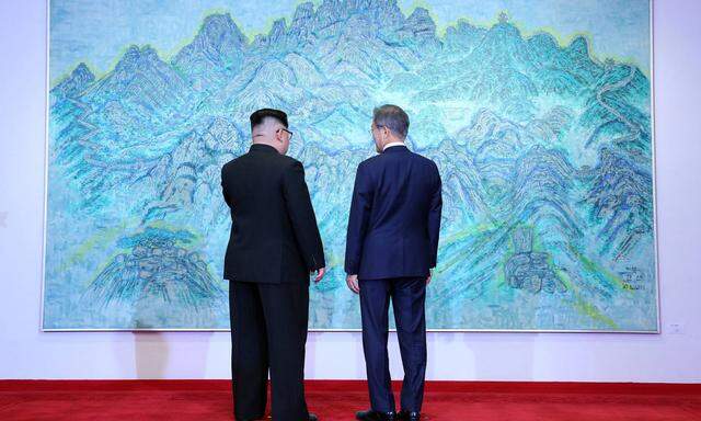 Gipfelbetrachtung: Kim Jong-un und Moon Jae-in (r.) vor einem Gemälde.