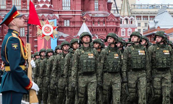 Russische Einheiten üben derzeit für die Parade zum Siegestag am 9. Mai in Moskau.
