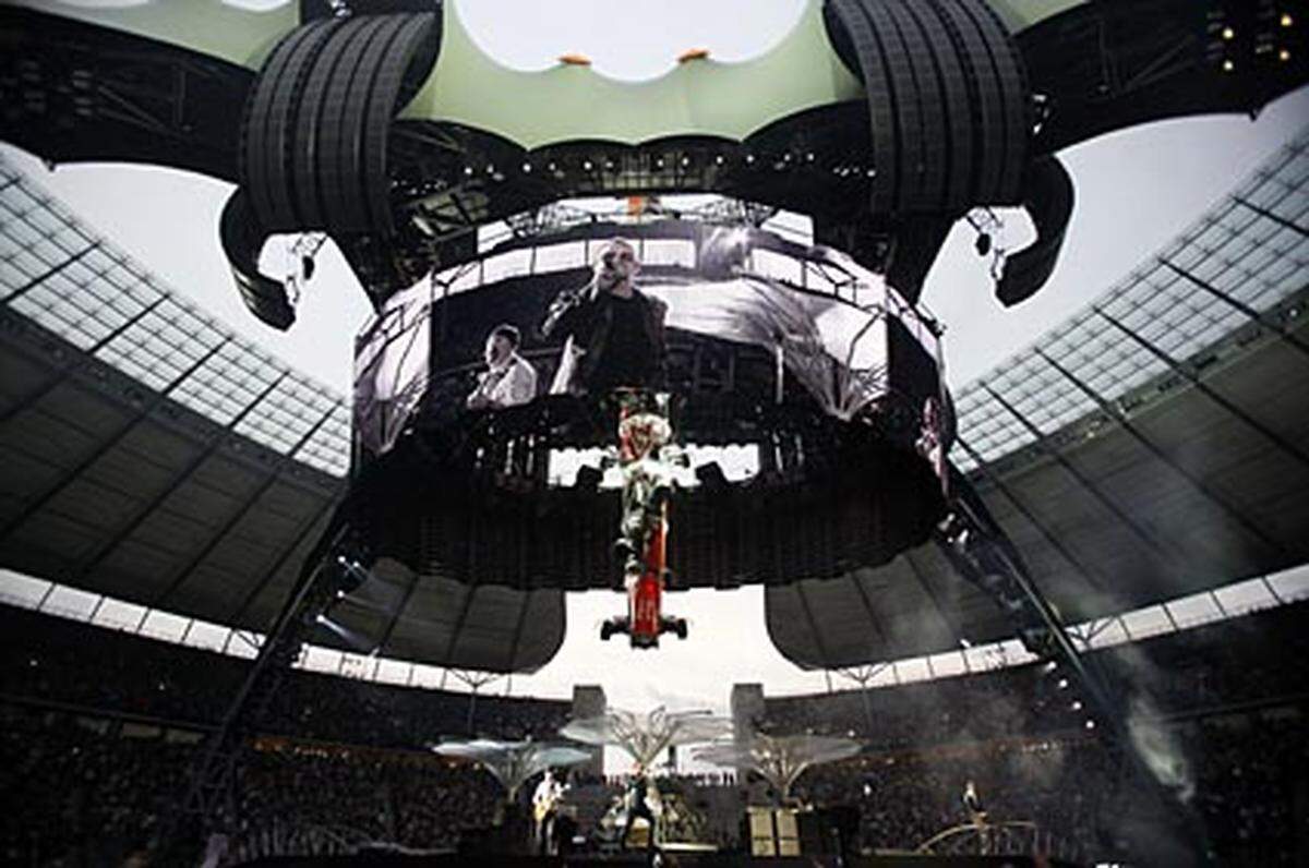 Die Setlist, die bei den bisherigen Auftritten immer wieder für Überraschungen durch Live-Premieren gesorgt hat, legen U2 laut Tourleiter Craig Evans immer erst am Nachmittag vor ihrem Auftritt fest.