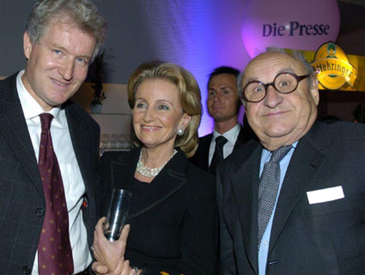 Elisabeth Gürtler, nominiert im Bereich Wirtschaft scherzt mit "Presse"-Karikaturist Ironimus.