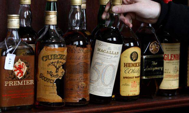 Bei Whisky-Auktionen gehen die Gebote hoch. Das lockt Fälscher, denen man bisher mit Datieren auf die Spur kam.