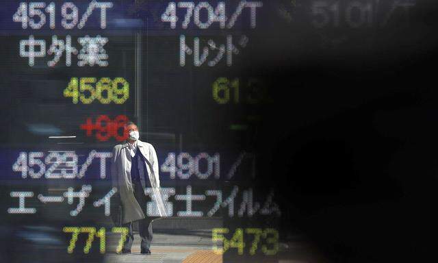 Der Schwerpunkt nun Richtung Asien verlagern. Im Bild eine Anzeigetafel mit Börsenkursen in Tokyo.