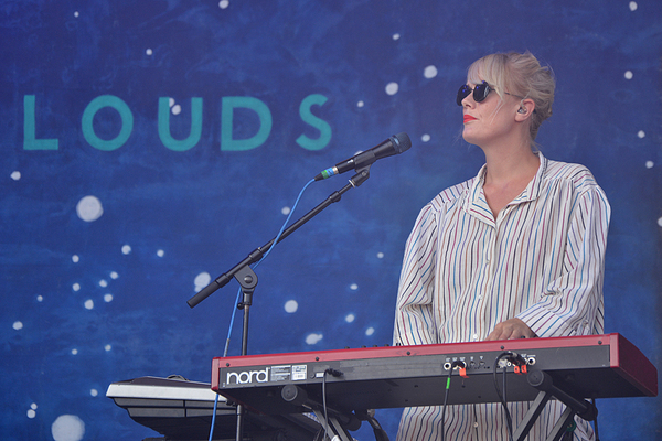 Vor der Green Stage wurden zunächst - bei der deutschen Hiphop-Formation Blumentopf - "die Hände in die Luft geworfen". Anschließend schüttelten die sympathischen Shout Out Louds aus Schweden ihre Indie-Hits wie "Impossible" aus den Ärmeln.