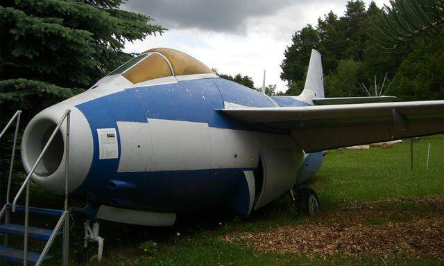 Diese "fliegende Tonne" von Saab, eines der ersten Düsenkampfflugzeuge des Bundesheeres, steht heute im "Familienpark Hubhof" (www.hubhof.at) nahe Melk. Kinder kriechen gern durch den Triebwerksschacht.