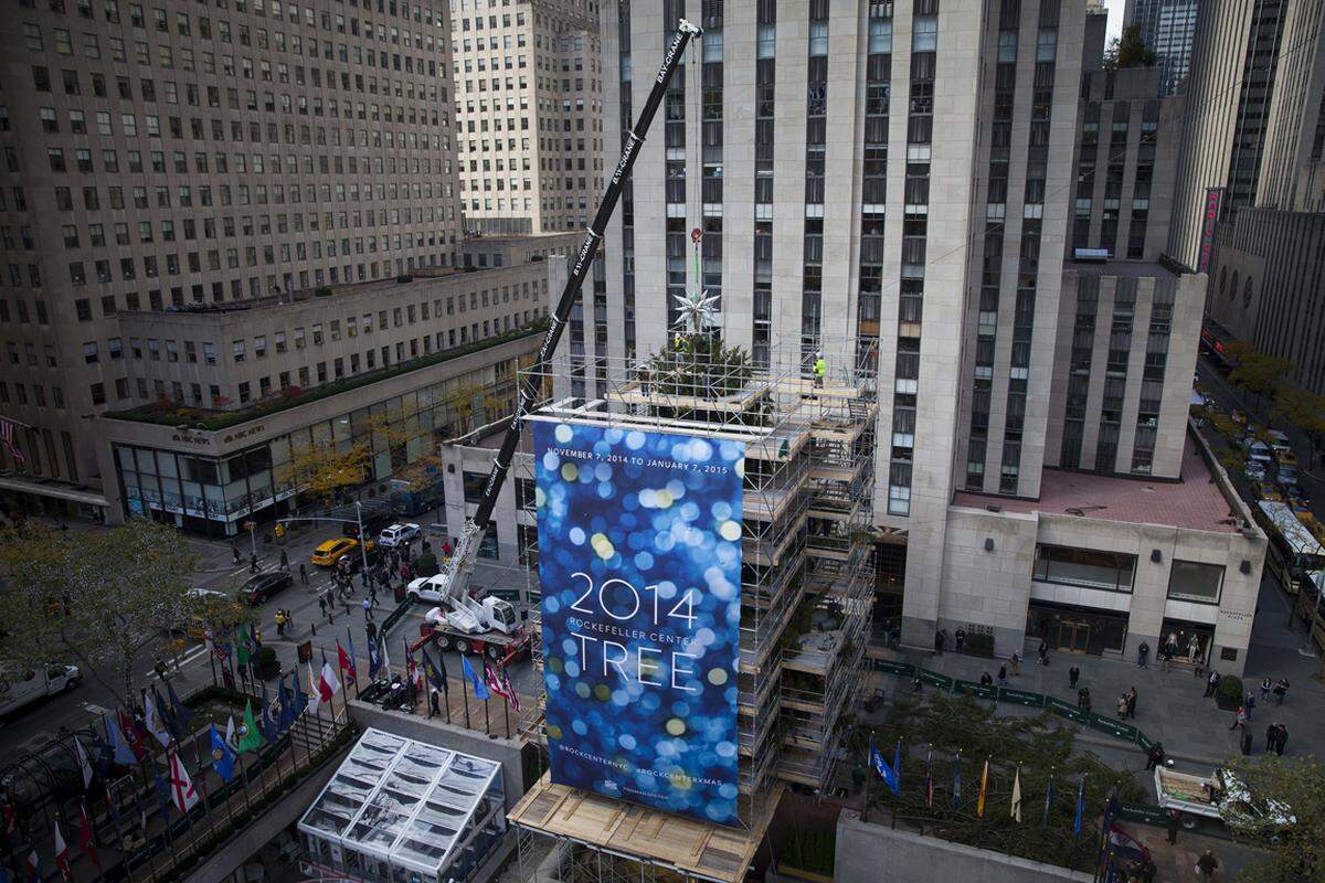 In Manhattan hat man sich auch schon auf den Advent eingestimmt. 30.000 Lichter schmücken die 22,5 Meter hohe Norweger Tanne des Rockefeller Center. Gekrönt wurde der berühmte Christbaum auch heuer wieder von einem drei Meter großen Kristallstern aus den Hause Swarovski.