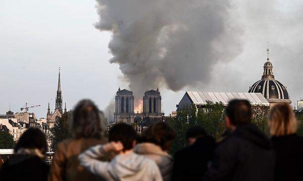 "Alles brennt", sagte der Sprecher von Notre-Dame, Andre Finot. "Von dem Dachstuhl, der zu einem Teil aus dem 19. Jahrhundert und zum anderen Teil aus dem 13. Jahrhundert stammt, wird nichts übrig bleiben". Die Feuerwehr konnte den Brand vor Mitternacht zwar noch nicht ganz unter Kontrolle bringen, doch es scheint, als könnte die Struktur der Kirche gerettet werden.