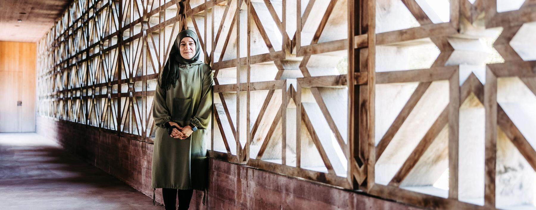 Die Vorarlbergerin Sevgi Nurten in der offenen Halle des Islamischen Friedhofs in Altach. Regelmäßig besucht sie das Grab ihres Vaters. 
