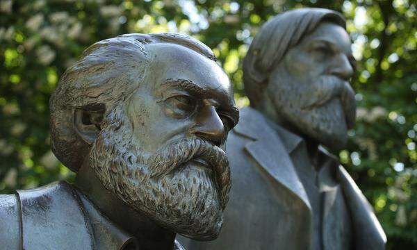 Eine Statue der Philosophen Karl Marx (l.) und Friedrich Engels in Berlin.