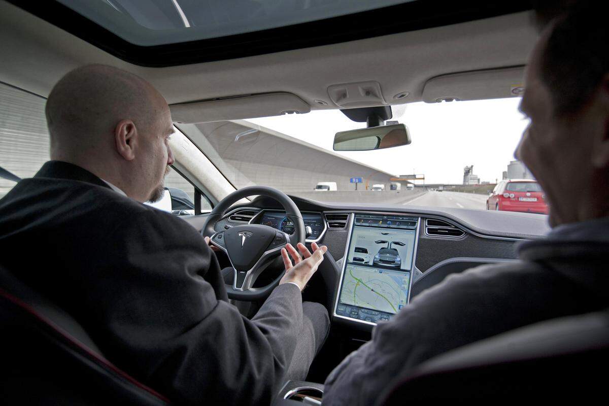 Die Kunden reagierten durchwegs begeistert auf den Tesla. Meist habe man schon gehört vom wundersamen Stromauto. Das riesige Display im Cockpit ist ein Blickfang. Die Fahrt vergehe wie im Flug, geduldig beantwortet der Chauffeur alle Fragen der Fahrgäste. „Ein holländischer Hotelgast hat sich das Auto auf der Fahrt quasi selbst verkauft.“