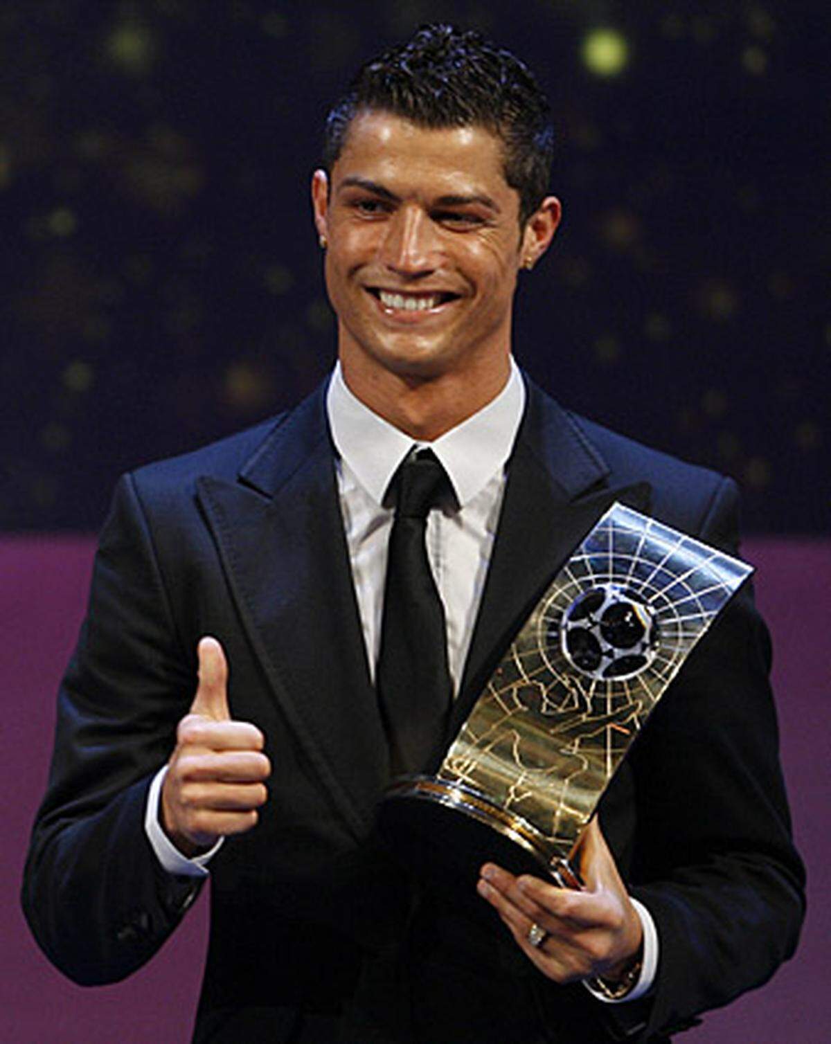 ... und schließlich wurde er im Jänner 2008 noch als Fifa-Fußballer des Jahres ausgezeichnet. Da konnte Ronaldo wieder lächeln, denn ....
