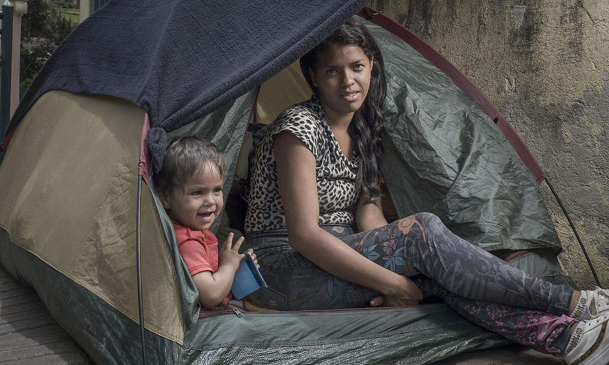 2016 beendete ein historischer Friedensvertrag den mehr als 50 Jahre andauernden Konflikt zwischen der größten Rebellen-Organisation Farc und der Regierung in Kolumbien, dem mehr als 200.000 Menschen zum Opfer fielen. Doch von Frieden im Land ist keine Rede: Vor allem in ländlichen Gegenden, wo ein Machtvakuum entstanden ist, tut der Staat sich schwer, die Sicherheit zu gewährleisten. Die Kämpfe um Drogen, Öl und Land haben wieder zugenommen. Etwa ein Zehntel der rund 50 Millionen Kolumbianer lebt unter der Kontrolle bewaffneter Gruppen. Ein beachtlicher Teil der Bevölkerung ist auf humanitäre Hilfe angewiesen.