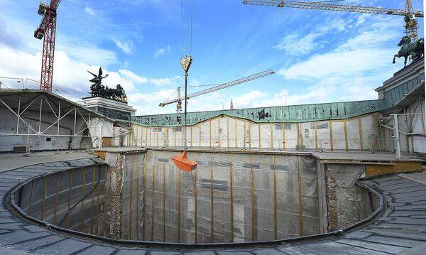 Die im Herbst 2017 begonnene Sanierung des Parlamentsgebäudes geht ins zweite Jahr. Die Parlamentsdirektion lud aufgrund des "umfangreichen und erfreulicherweise unfallfreien Arbeitsjahrs" zu einem Fototermin auf die Baustelle. Spektakulärste Maßnahme bisher war die Öffnung des Glasdaches des Plenarsaales. 2019 wird der Bau des neuen Besucherzentrums unter der Säulenhalle im Mittelpunkt stehen.