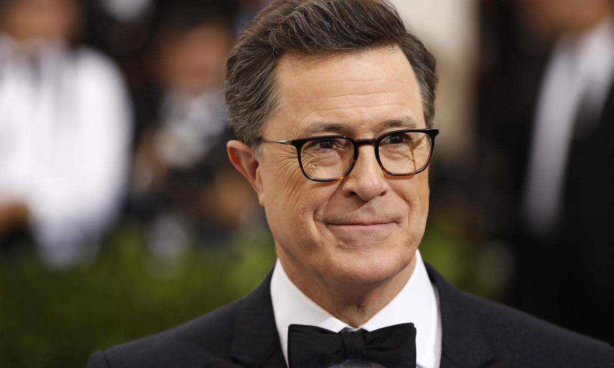 In Wirklichkeit sehen die beiden schon ein weniger reifer aus. Stephen Colbert ist 53 Jahre alt und hat die Zahnspange schon länger abgelegt.