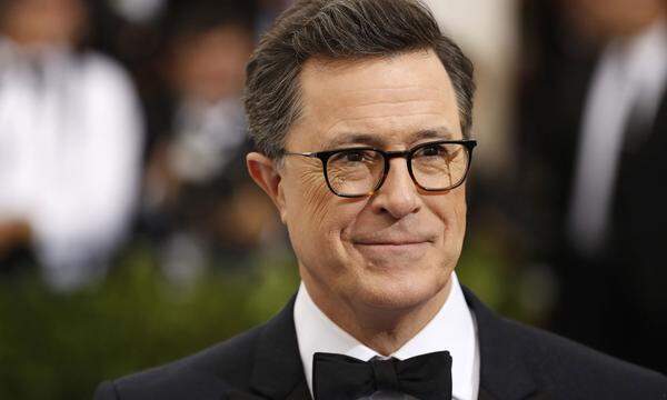 In Wirklichkeit sehen die beiden schon ein weniger reifer aus. Stephen Colbert ist 53 Jahre alt und hat die Zahnspange schon länger abgelegt.