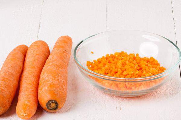 Eine Karottenmaske kann zum Beispiel auch bei trockener Haut ausprobieren. 4 Esslöffel Karottensaft, ein Eigelb und ein paar Tropfen Olivenöl vermischen, einreiben und kurz einwirken lassen.